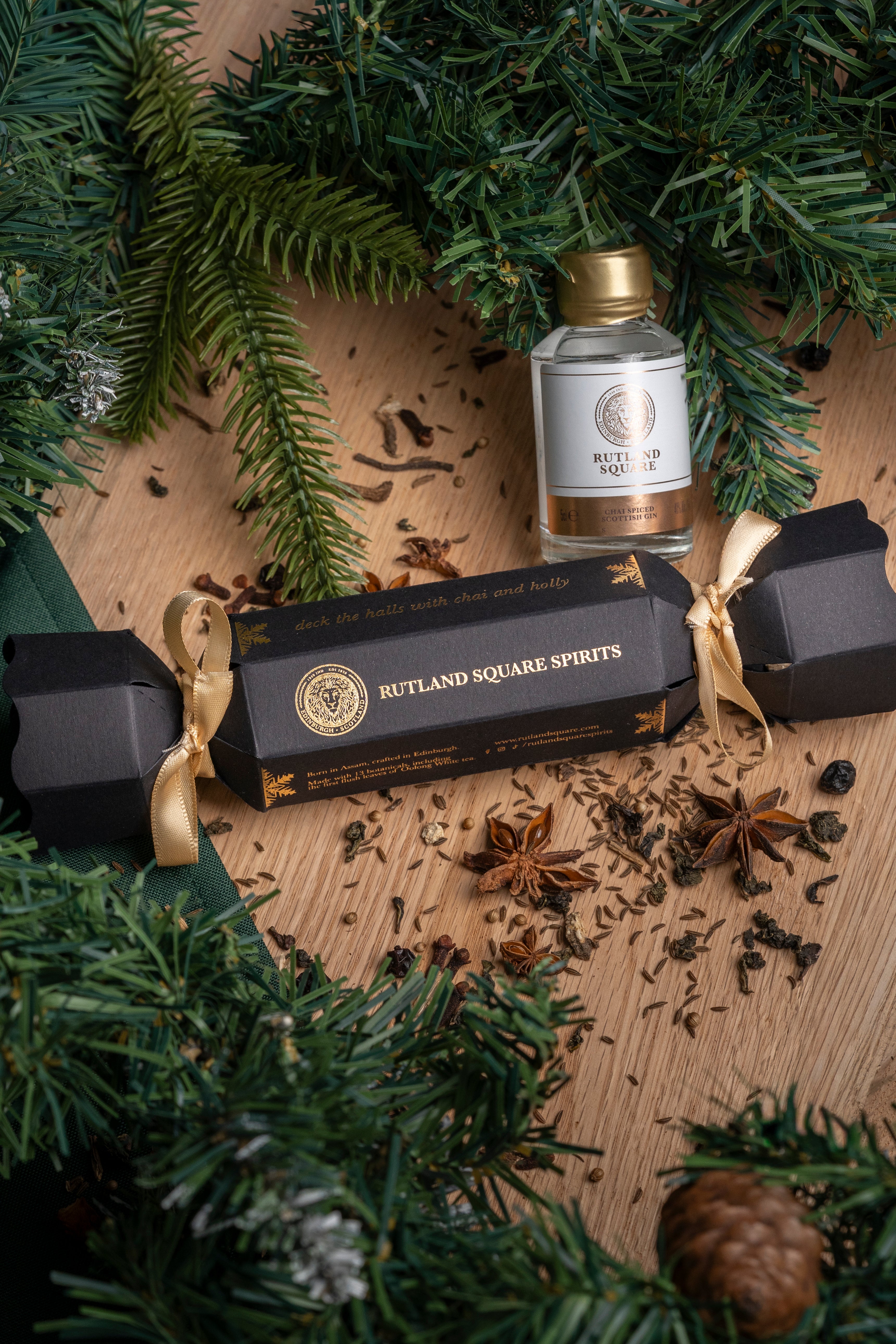 Christmas Cracker with 5cl Chai-Spiced Scottish Gin | Perfect Stocking filler